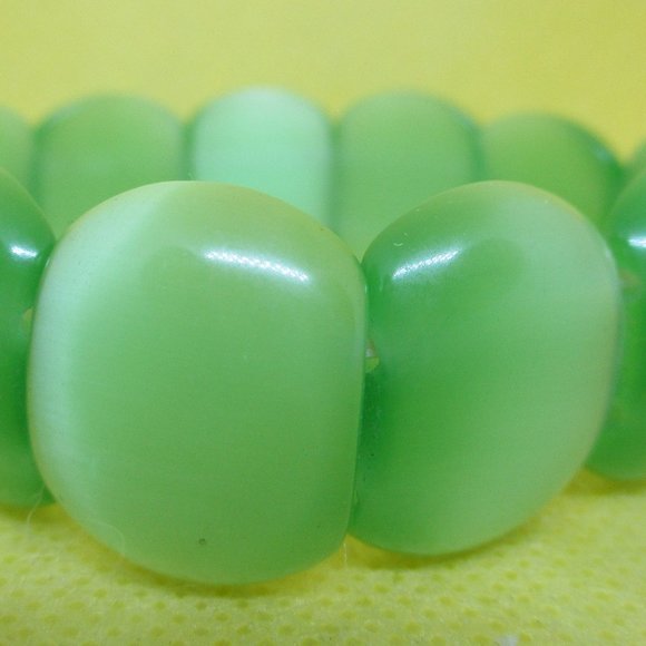 LARGE GLASS MOONGLOW Bracelet Large Green Oval Glass Moonglow Beaded 2 Elastic - Picture 9 of 9